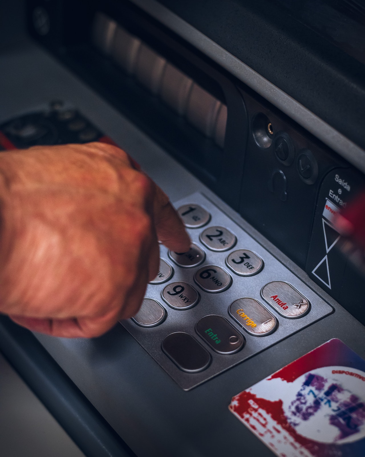 Wypłata gotówki z bankomatu